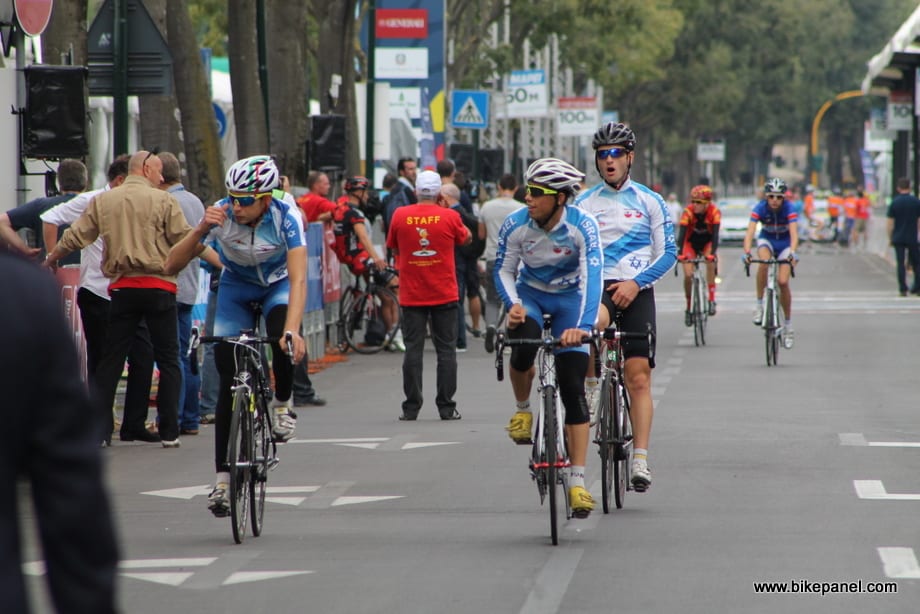 רוכבי ה U23 מסיימים את האימון על המסלול בפירנצה. ברקע שער הסיום.