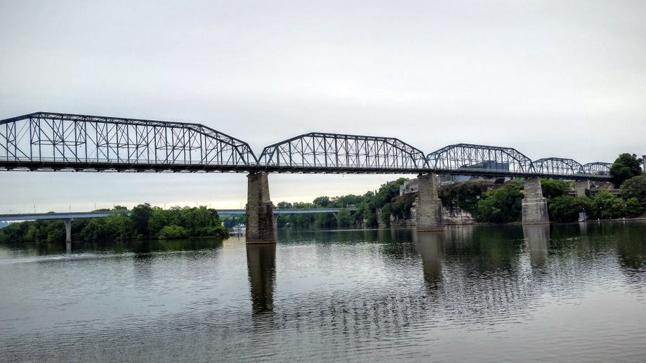 נהר הטנסי בו שוחים, ומסלול הריצה עובר על הגשרים