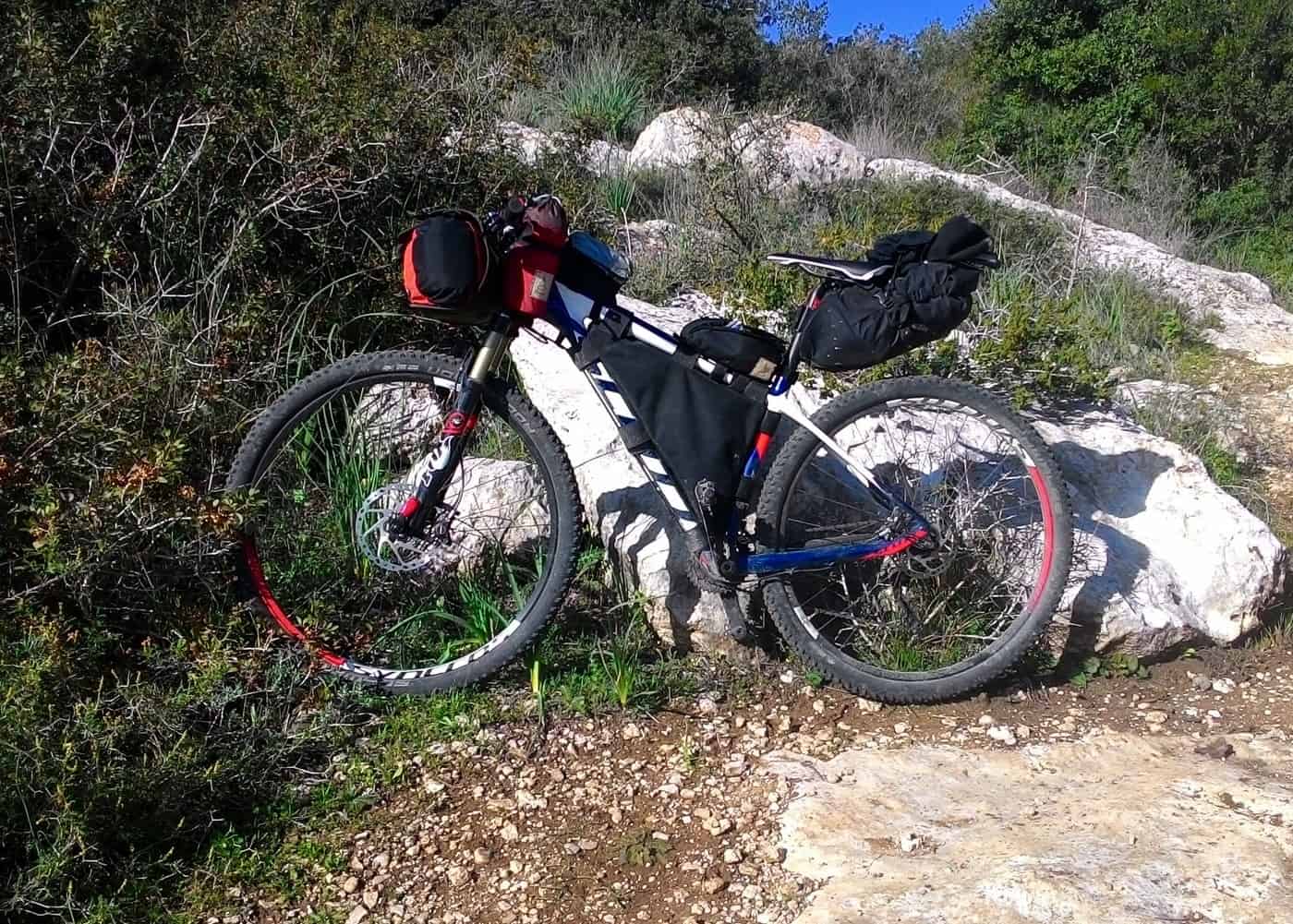 אלדד פז מ-Funkier רכב על אופני הסקוט קרבוו זנב קשיח שלו במצב בייק פאקינג מלא ומאתגר. צילום: עצמי
