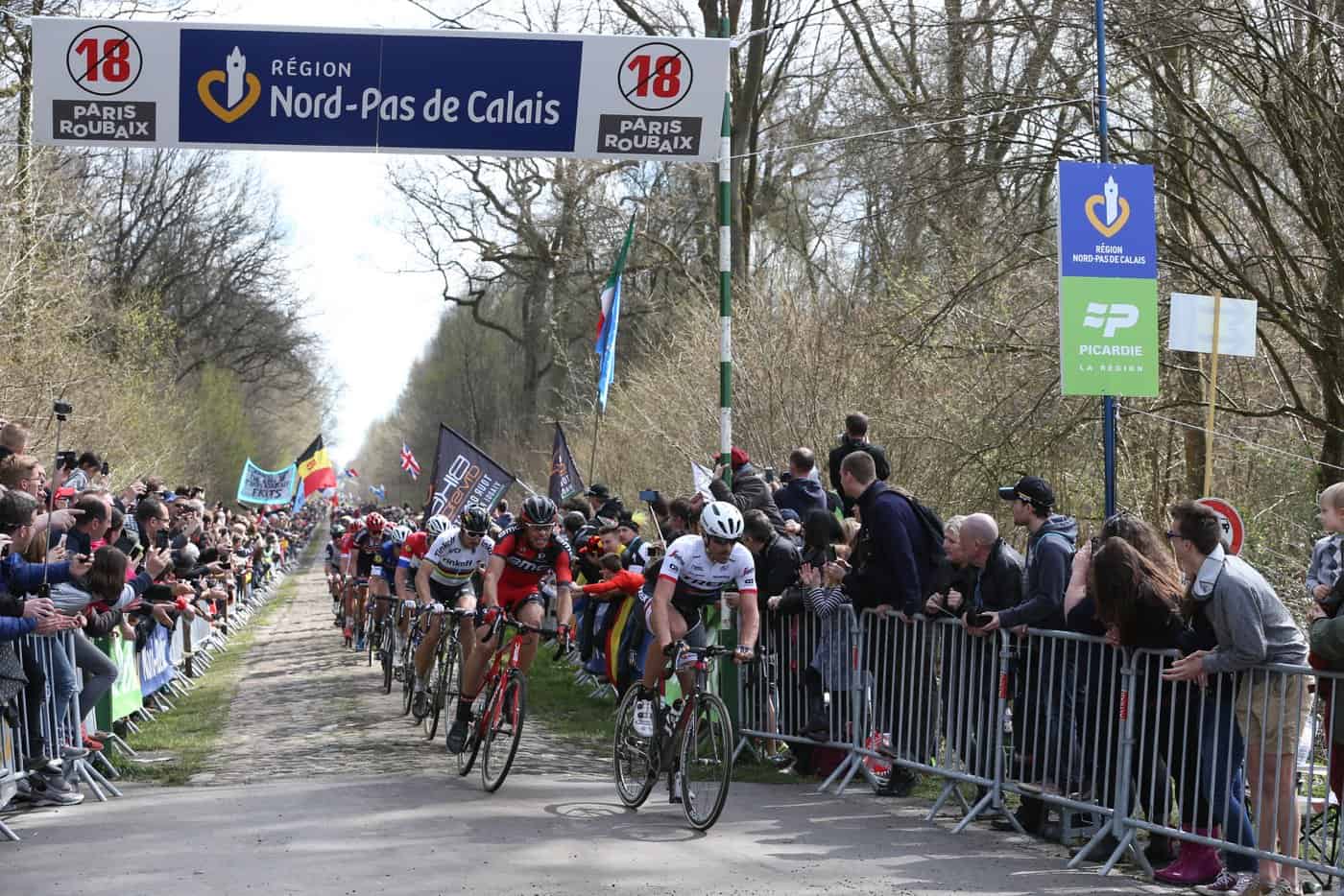 Paris Roubaix 2016 - 10/04/2016 - Compiegne / Roubaix (257;5 km) - Fabian Cancellara; Trek-Segafredo; en tete des coureurs a la sortie du secteur 18; la Trouee d'Arenberg