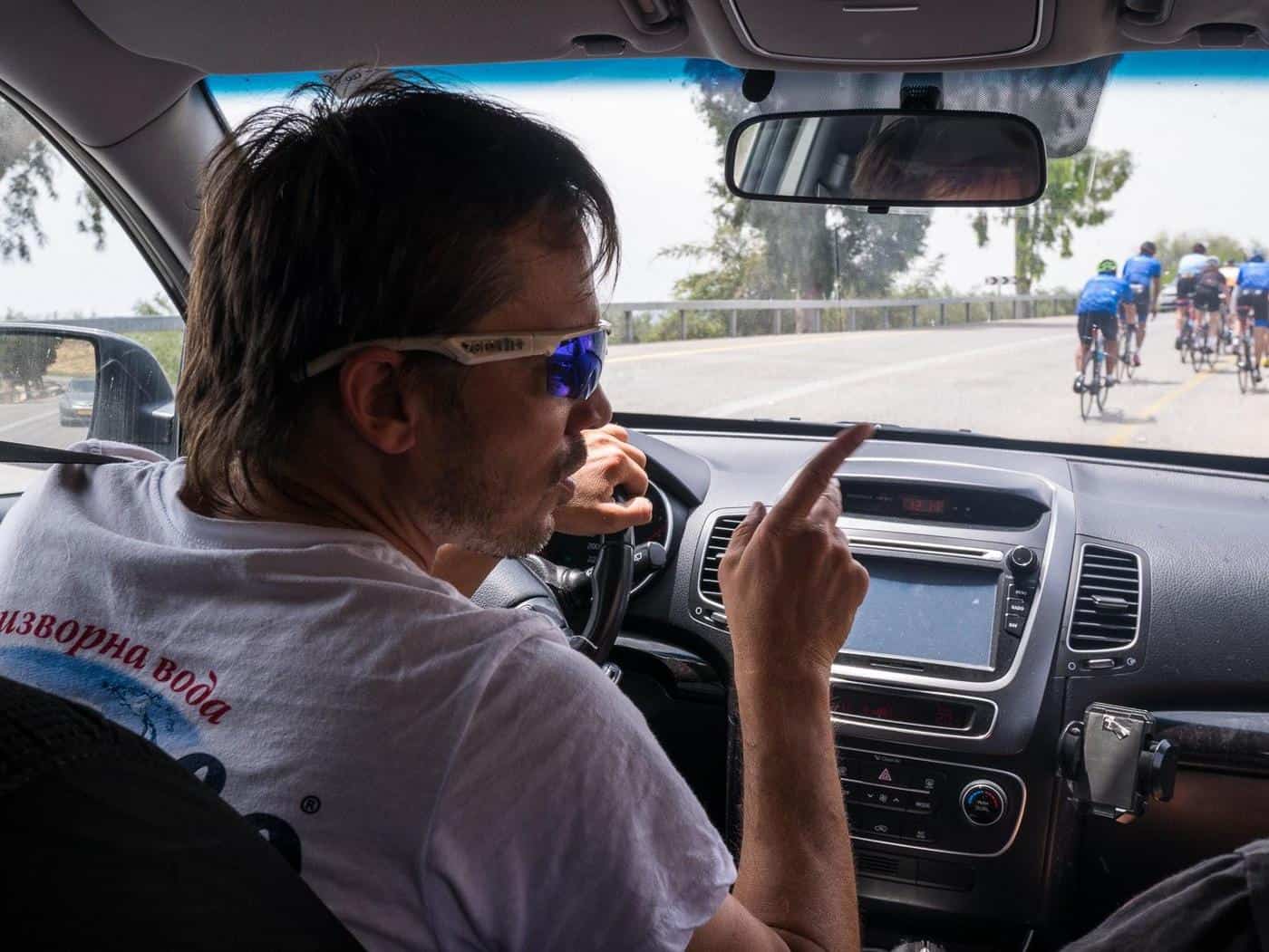 בתמונה: ויקטור קטייב ברכב הליווי. תחושה של ביטחון.