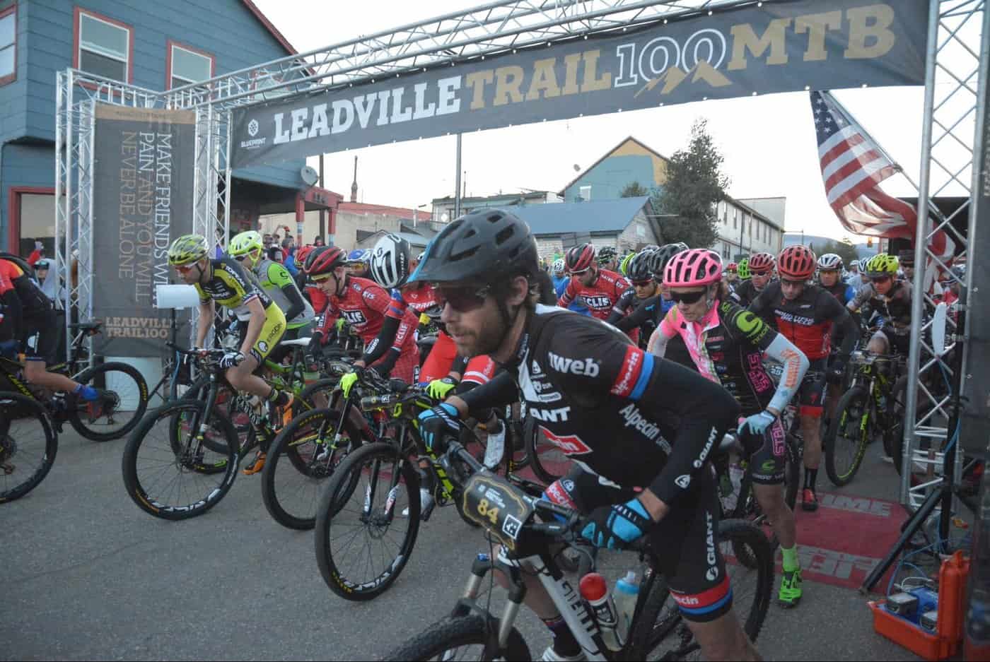 קו הזינוק - השנה קבוצת הפרו והסלבס' כללה שמות מוכרים מעולם אופני ההרים, הכביש וכדורגל אמריקאי (קידמת התמונה - לורנס טן דם). תומונה באדיבות: סטיב סאנדי (Steve Sunday)