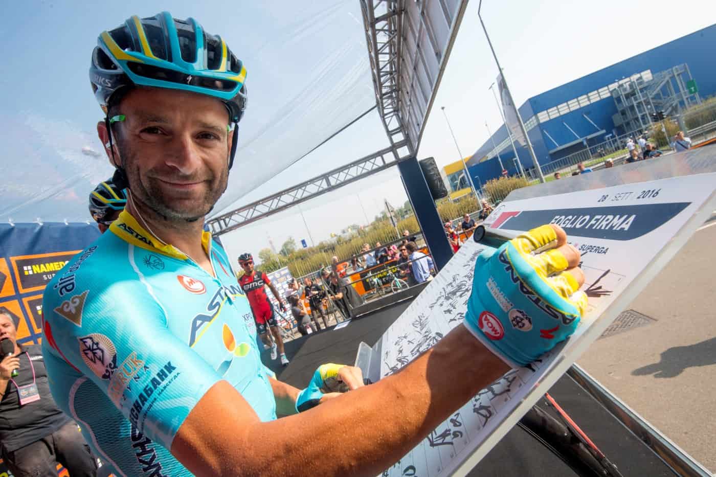 Michele Scarponi alla partenza della Milano-Torino cycling race from San Giuliano Milanese to Superga , 28 September 2016. ANSA/CLAUDIO PERI