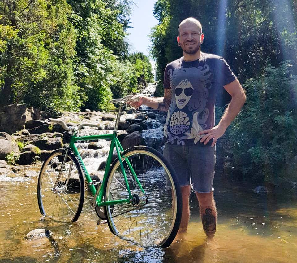 סתיו מדגמן כמה שלא אכפת לו מהאופניים שלו ונכנס איתם לנחל קטן באמצע ברלין. צילום: אלכס ליברמן.