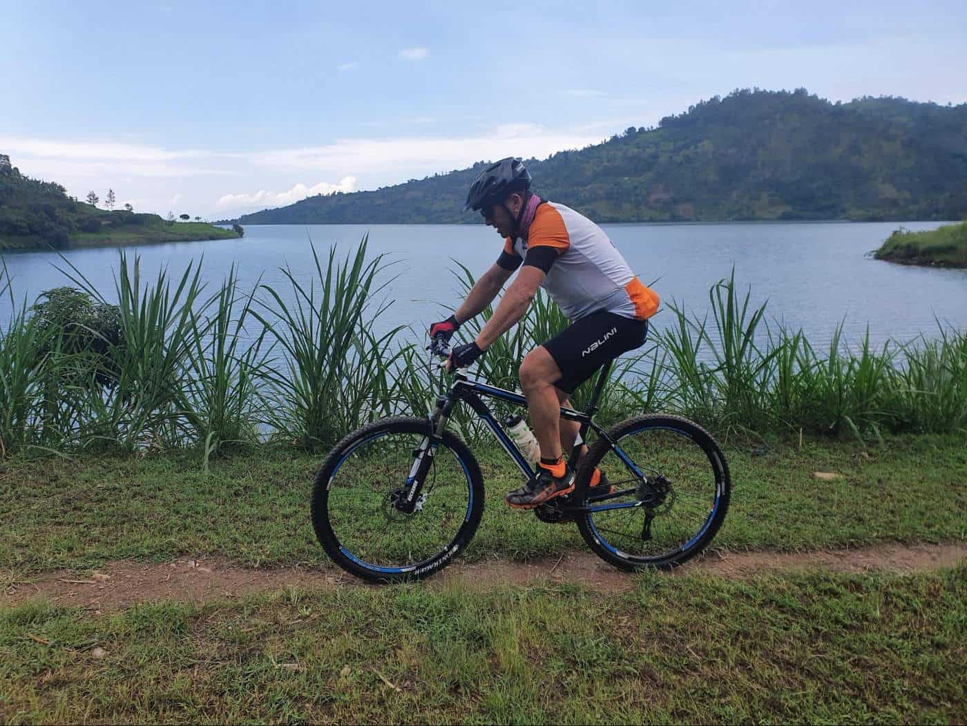 מסלולי אופניים אגם קיבו רואנדה