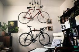 אופניים על קיר